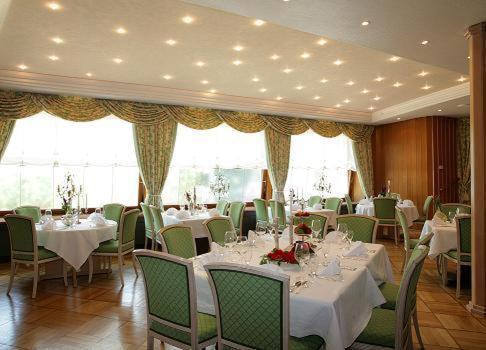 Hotel-Restaurant Arneggers Adler Tiefenbronn ภายนอก รูปภาพ